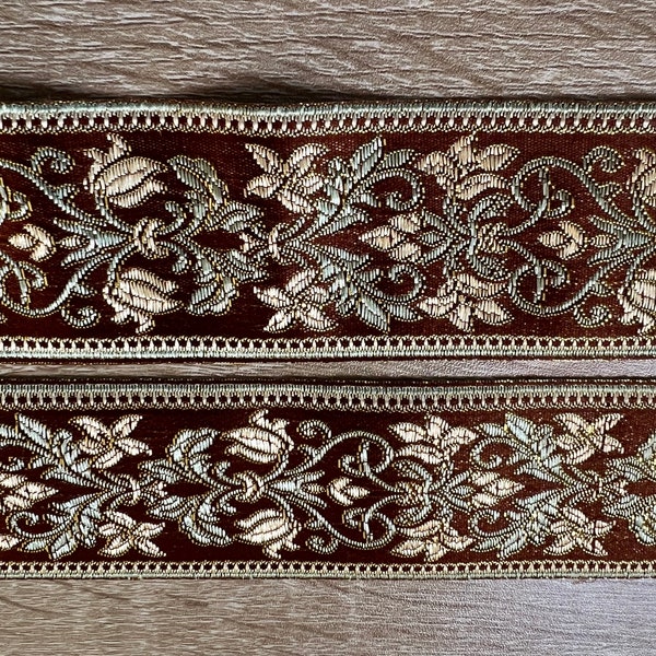 Garniture en ruban tissé tressé jacquard pistache, or blanc et brun caramel avec un motif floral vintage de 45 mm de large
