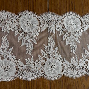 3 metros - Ribete de encaje con volantes color marfil pálido. Encaje delicado, brillo satinado, encaje floral. Borde festoneado de 30 cm (12"). Ribete de encaje rígido para bodas.
