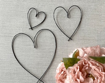 Trio di cuori di filo metallico, cuore di filo metallico, arte da parete in filo metallico, decorazione da parete, oggetto di scena piatto, decorazioni per la casa, parole in filo metallico, regalo per la nuova casa, arte da parete, arte da parete a cuore