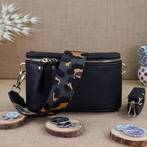 Schwarze Leder-Schultertasche mit goldenem Reißverschluss, als Bauchtasche, Umhängetasche oder Crossbody Bag für Damen – Geschenk für Sie