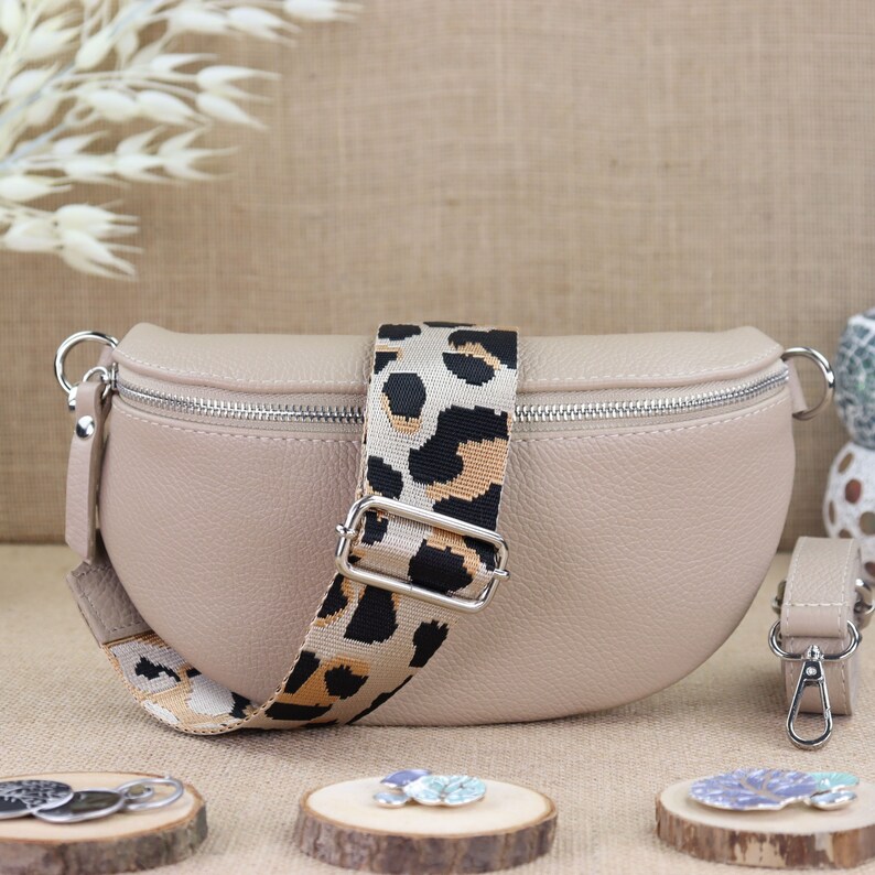 Beige Leder Bauchtasche für Frauen mit extra Gemusterten Trägern, Leder Umhängetasche, Crossbody Tasche Gürteltasche mit Gemusterten Riemen Bild 1