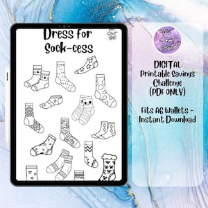 Może przedstawiać: Cyfrowy, drukowany projekt wyzwania oszczędnościowego na tablecie. Obraz przedstawia różne wzory skarpet z tekstem "Dress for Sock-cess". Dodatkowy tekst to "DIGITAL Printable Savings Challenge (PDF ONLY)" i "Fits A6 Wallets - Instant Download."