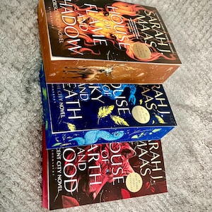Handmålad pocketbok med texten "Crescent City" från Storbritannien! Tillverkad på beställning