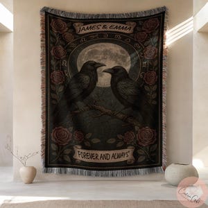 Geweven deken met raven en aangepaste naam, gepersonaliseerde deken met gotische kraaien, deken met maan en rozen, deken met astrologievogels, uniek cadeau voor Dark Academia