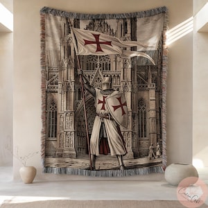 Könnte beinhalten: Gewebte Tapisserie mit einem mittelalterlichen Ritter, der eine Flagge mit rotem Kreuz hält, vor einer Kathedrale. Die Tapisserie im Sepia-Ton hat Fransen, die eine Vintage-Ästhetik erzeugen. Die Rüstung und der Schild des Ritters zeigen ebenfalls das rote Kreuz.