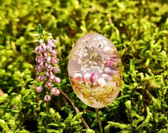 Spilla da bavero in resina con vero fiore. Spilla floreale da terrario con fiori pressati all'interno. Fiori di erica secchi. Spilla di fiori di campo di gioielli in resina epossidica