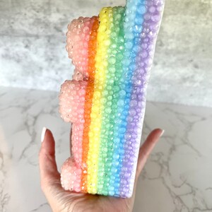 Pu&ograve; includere: Uno stampo per caramelle a forma di orso gommoso arcobaleno. Lo stampo &egrave; fatto di plastica trasparente e ha una superficie testurizzata. Lo stampo &egrave; pieno di caramelle gommose arcobaleno.