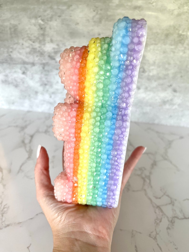 Pu&ograve; includere: Uno stampo per caramelle a forma di orso gommoso arcobaleno. Lo stampo &egrave; fatto di plastica trasparente e ha una superficie testurizzata. Lo stampo &egrave; pieno di caramelle gommose arcobaleno.