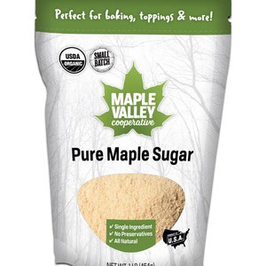 Puede incluir: Una bolsa blanca de azúcar de arce puro de Maple Valley Cooperative. La bolsa está etiquetada con USDA Organic y Small Batch. La bolsa pesa 1 libra (454 gramos).