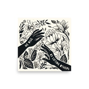 K&ouml;nnte beinhalten: Schwarz-wei&szlig;-Illustration von zwei H&auml;nden, die nach oben greifen, umgeben von stilisierten Blumen und Bl&auml;ttern. Der Text "WE RISE BY LIFTING OTHERS" ist auf dem Bild zu sehen.