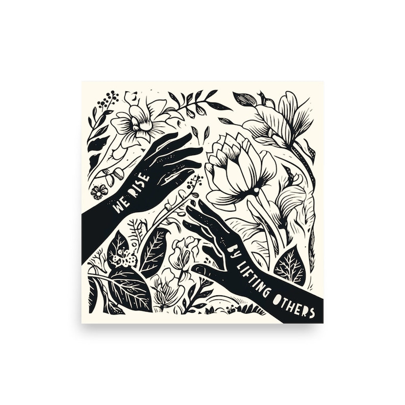 K&ouml;nnte beinhalten: Schwarz-wei&szlig;-Illustration von zwei H&auml;nden, die nach oben greifen, umgeben von stilisierten Blumen und Bl&auml;ttern. Der Text "WE RISE BY LIFTING OTHERS" ist auf dem Bild zu sehen.