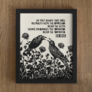 We Mustimmer Sides Zitat, Elie Wiesel, Poster, Print, Rabe Dekor, Turm, Krähe Kunst, Take Sides Druck, soziale Gerechtigkeit, Protest Poster