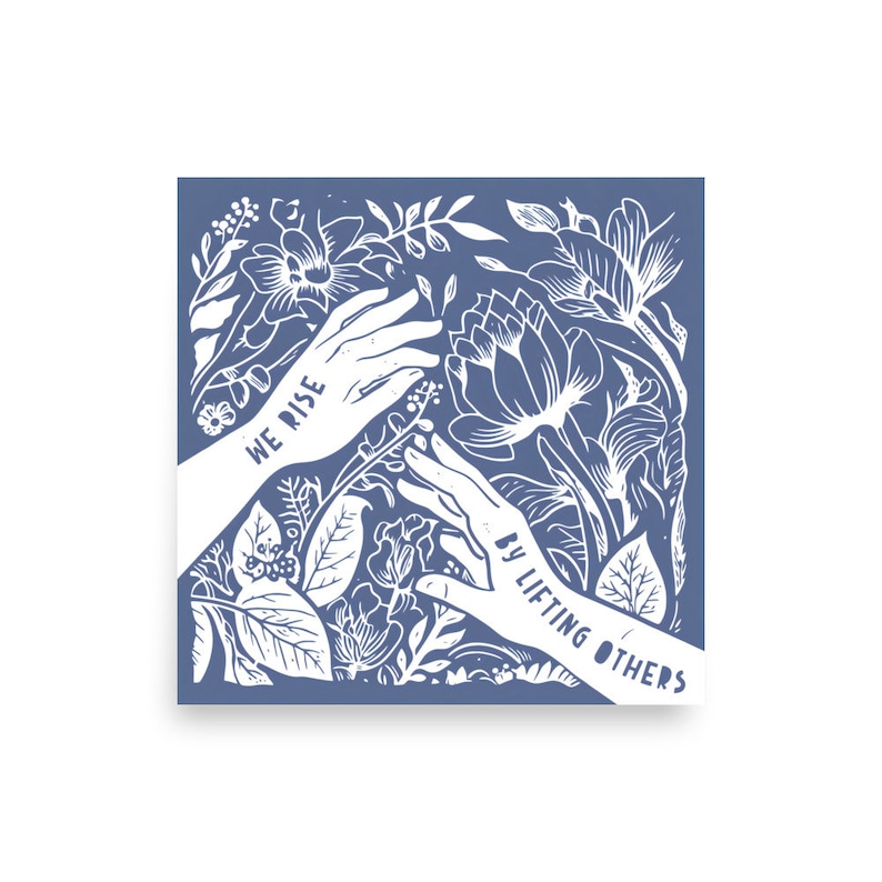 K&ouml;nnte beinhalten: Ein blauer quadratischer Druck mit wei&szlig;en floralen Designs und zwei nach oben reichenden H&auml;nden. Die H&auml;nde tragen den Text "WE RISE BY LIFTING OTHERS".