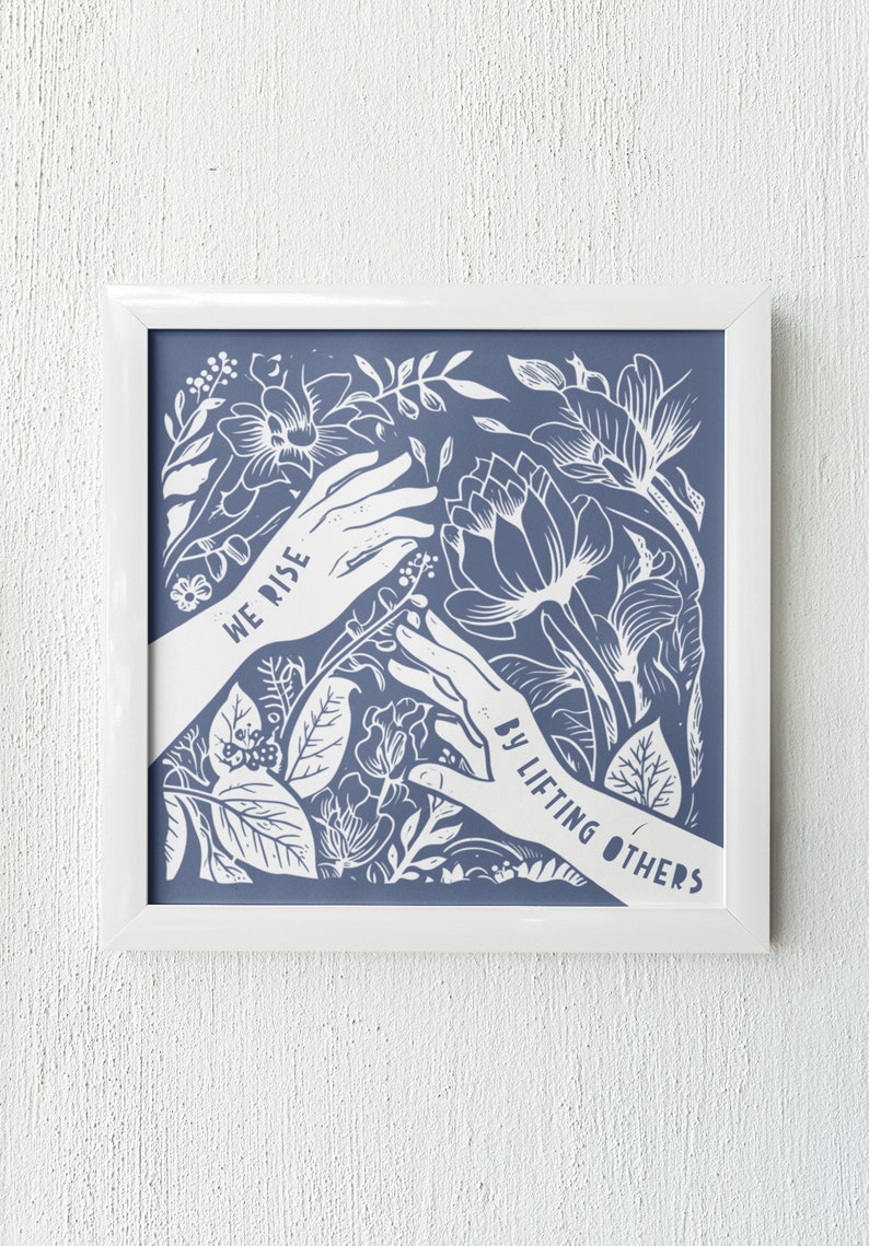 K&ouml;nnte beinhalten: Ein blauer und wei&szlig;er Druck mit einem floralen Design und zwei H&auml;nden, die sich gegenseitig erreichen. Der Text "WE RISE BY LIFTING OTHERS" steht auf den H&auml;nden.