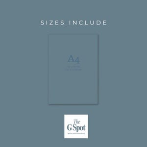 Op de afbeelding: A4-papier, 210 x 297 mm, met de tekst "SIZES INCLUDE" bovenaan. Het papier heeft een gedempte blauwgrijze kleur. Het logo van "The G Spot" staat onderaan.