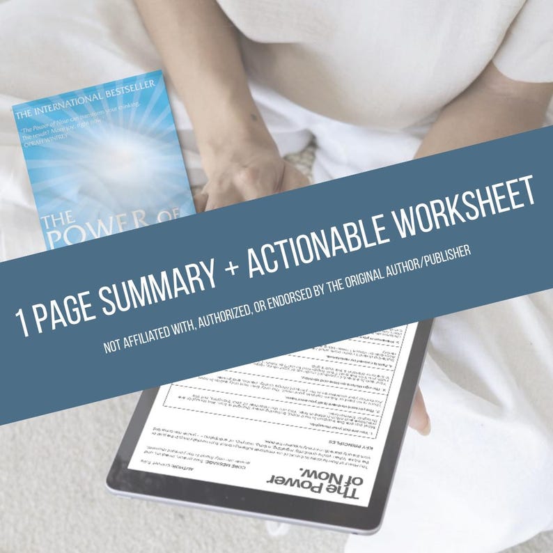 Op de afbeelding: Een persoon houdt een tablet vast met een werkblad met tekst uit "The Power of Now". Een boek met dezelfde titel is ook zichtbaar. De afbeelding bevat de tekst "1 PAGE SUMMARY + ACTIONABLE WORKSHEET".