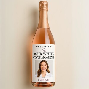 Officieel een RN-wijnetiketcadeau - aangepaste foto sticker verpleegkunde afstuderen - gepersonaliseerd RN-graduaat cadeau voor haar of hem - champagneetiket