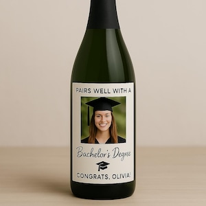 Etiqueta de vino para graduación de licenciatura - Pegatina de felicitación con foto personalizada para ella o él - Regalo personalizado para graduados universitarios - Edición Olivia