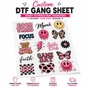 Può includere: Un foglio di trasferimento DTF personalizzato con vari design termoadesivi, tra cui faccine sorridenti rosa, un orsacchiotto con il testo CHOOSE HAPPY, un fiocco leopardato, un fulmine rosa, una farfalla e scritte come GOOD VIBES e NYC.
