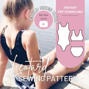 Peut inclure: Une jeune personne portant un maillot de bain noir et blanc est assise sur une jetée en bois. L'image comprend un graphique rose avec des contours de maillot de bain et le texte "CHILD SIZES ONLY" et "INSTANT PDF DOWNLOAD". Les mots "Leotard SEWING PATTERN" sont également visibles.