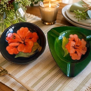 Juego de cerámica vintage Moorcroft Hibiscus / Plato para joyas y cenicero triangular con diseño de hibisco / Cerámica artística pintada a mano / Regalo de cerámica coleccionable