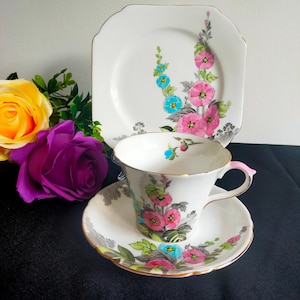 Trio de tasses à thé Shelley en forme de rose trémière Cambridge, vers 1940 Trio de tasses à thé florales