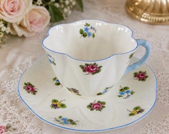Tazza da tè e piattino vintage Shelley Dainty, modello 13424 / Rose rosa, viole del pensiero, nontiscordardimé / Porcellana inglese / Bordo blu / Tazza da tè anni '40