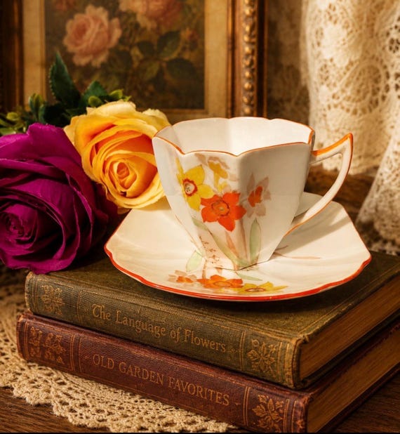 Vintage Shelley Queen Anne Narcissus Teetasse & Untertasse Duo ca. 1920er Jahre Muster 2203 | Gelbes bernsteinfarbenes florales Knochenporzellan | Art Deco englische Teetasse