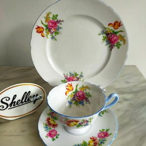 Shelley Davies trio de tulipes. Tasse soucoupe et assiette florale trio de tasses à thé en forme de Gainsborough, cadeau de tasse à thé vintage pour elle en excellent état