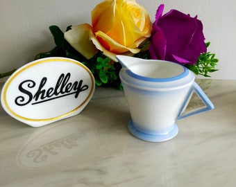 El diseño art déco aquí es una crema o jarra de Shelley en la elegante y elegante forma Eve.