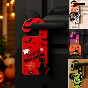 Op de afbeelding: Een rode Halloween-deurhanger met een zwarte kat, een wit spook, een spinnenweb en vleermuizen met de tekst Happy Halloween. De hanger meet 20 cm bij 10,5 cm. Andere ontwerpen bevatten een schedel, een pompoen en een groen monster.