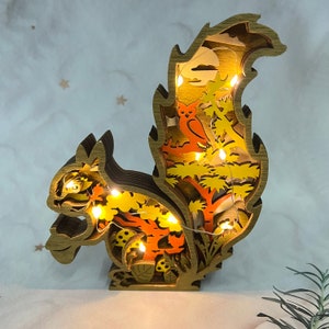 Sussurri della foresta: illumina il tuo spazio con la lampada scoiattolo in legno intagliato 3D, ornamento di animali della foresta - Animale intagliato in legno, regalo in legno personalizzato