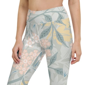 William Morris Jasmine print yoga capri leggings, yoga pants, yoga wear, workout pants, capri leggings, cropped pants, yoga tights