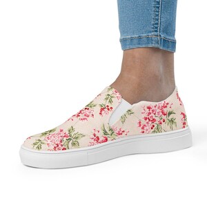 Pink floral women’s slip-on canvas shoes