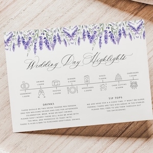 Peut inclure: Un programme de mariage avec des accents floraux de lavande. Le programme comprend la cérémonie, les boissons, les photos, le dîner, les discours, la discothèque, la coupe du gâteau et les calèches. Le texte indique "Wedding Day Highlights" et comprend les heures de chaque événement.