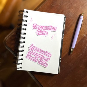 Autocollants : Dépression Girlie /Pensées irrépressibles de mort Girlie/Santé mentale avec BONUS Autocollant mystère GRATUIT