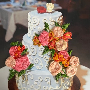 K&ouml;nnte beinhalten: Eine dreist&ouml;ckige Hochzeitstorte, verziert mit wei&szlig;em Frosting und filigranen Schn&ouml;rkeln. Die Torte ist mit einer Kaskade aus rosa, pfirsichfarbenen und orangefarbenen Stoffblumen geschm&uuml;ckt, die ein romantisches und elegantes Design schaffen. Ein kleines rotes Sofa und ein wei&szlig;er Sessel sind auf der Torte platziert und verleihen ihr einen verspielten Touch.