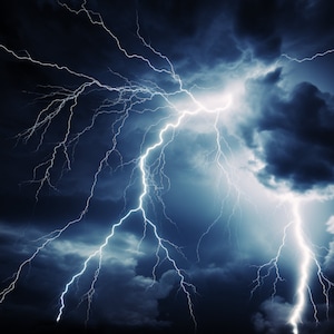 Könnte beinhalten: Ein dramatisches Bild von Blitzen, die durch dunkle Gewitterwolken schlagen. Der Blitz ist weiß und hell und steht im Kontrast zu den dunkelgrauen Wolken.