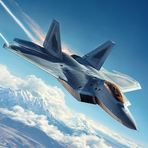 Puede incluir: Un avión de combate gris vuela por el cielo, dejando una estela blanca detrás. El avión vuela sobre una cordillera con picos nevados.