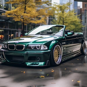 Op de afbeelding: Een groene cabriolet BMW M3 met gouden velgen geparkeerd op een straat in de stad.