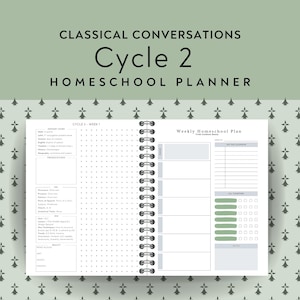 以下が含まれることがあります： 「Classical Conversations Cycle 2 Homeschool Planner」のテキストが入った、スパイラル綴じのホームスクールプランナー。開いたプランナーには、メモやタスクのセクションがある週ごとのレイアウトが表示されます。背景には、小さな緑の木の繰り返し模様があります。