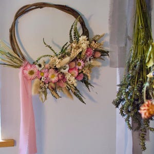 Couronne de fleurs séchées rose poudré, cerceau de fleurs éternelles, décoration de fleurs séchées, véritables fleurs séchées et feuillage