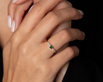 Anillo de compromiso esmeralda de 14k, anillo esmeralda de talla princesa, anillo esmeralda verde delicado de oro sólido, anillo de propuesta de boda para mujeres, regalo para ella