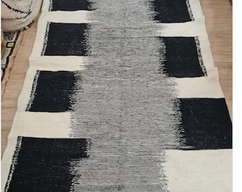 Tapis Berbère Tissé Main Taznakht – 2,50m X 1,54m – 100% Laine – Multicolore