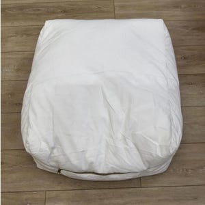 Peut inclure: Un pouf rectangulaire blanc avec une fermeture éclair.