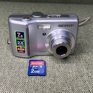 Samsung Digitalkamera S750, 7,2 MP, 5x optischer Zoom, Silber, voll funktionsfähig mit 2 GB SD-Karte