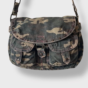 Sac à bandoulière camouflage Y2K, camouflage militaire, avec pierres et détails roses à l'intérieur, années 2000, sac à bandoulière, mode vintage, grunge