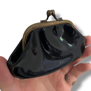 1940s Vintage Lackleder-Geldbörse - glänzende schwarze Minitasche mit Messingverschluss, Art-Deco-Charme