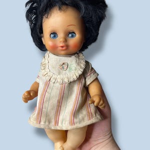Vintage Gummipuppe: Schwarze Haare, Wackelaugen, weißes Kleid
