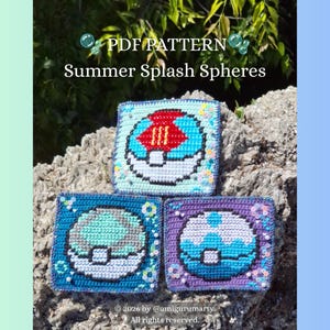Può includere: Un modello PDF intitolato Summer Splash Spheres che presenta tre disegni quadrati all'uncinetto. Ogni quadrato mostra un oggetto sferico con un dettaglio a bottone centrale, realizzato in filato rosso, azzurro, verde acqua e viola con perline.